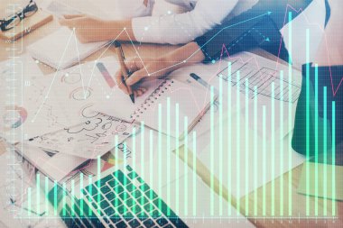 Bir kadın eller Not defteri hisse senedi piyasası hakkında bilgi yazma. Ön Forex grafik hologramlar. Araştırma kavramı. Çift Pozlama
