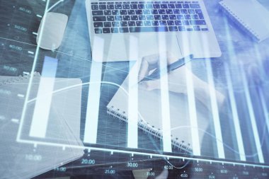 Forex tablosu WOMANS el notları arka plan alarak görüntülenir. Araştırma kavramı. Çoklu pozlama