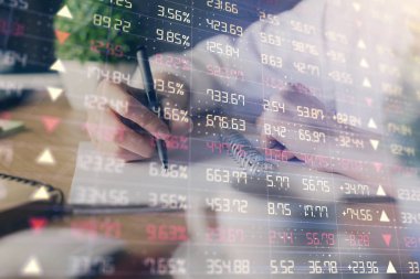 Finansal Forex grafik eller notları arka plan alarak görüntülenir. Araştırma kavramı. Çoklu pozlama