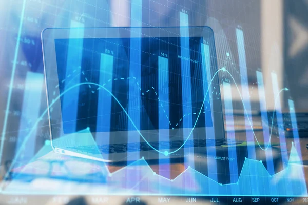 Holograma gráfico de Forex en la tabla con el fondo de la computadora. Exposición múltiple. Concepto de mercados financieros. — Foto de Stock