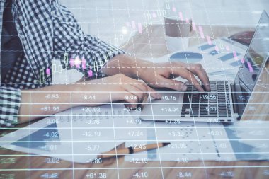 Arka planda bilgisayar üzerinde çalışan adam ile borsa grafiği çoklu pozlama. Finansal analiz kavramı.
