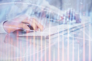 Adam arka planda ofiste bilgisayarda yazarak grafik çift pozlama. Zor iş kavramı. Closeup.