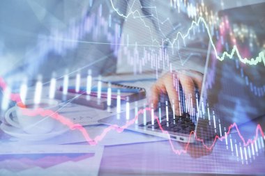 Arka planda ofiste bilgisayarda çalışan işadamı ile Forex grafiği. Sert çalışma kavramı. Çoklu pozlama.