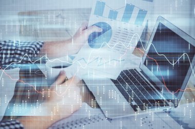 Borsa grafiği ile çift pozlama elleri. Araştırma ve analiz kavramı.