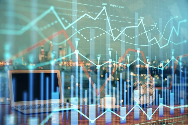 Ekonomisk graf färgstark ritning och tabell med dator på bakgrunden. Dubbel exponering. Begreppet internationella marknader. — Stockfoto