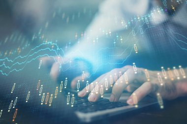 Arka planda ofiste bilgisayarda çalışan işadamı ile Forex grafiği. Sert çalışma kavramı. Çoklu pozlama.