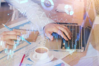 Arka planda ofiste bilgisayarda çalışan işadamı ile Forex grafiği. Sert çalışma kavramı. Çoklu pozlama.