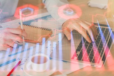 Arka planda ofiste bilgisayarda çalışan işadamı ile Forex grafiği. Sert çalışma kavramı. Çift Pozlama.