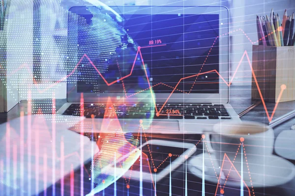 Finansal tablo çizimi ve arka planda bilgisayar olan bir tablo. Çoklu maruz kalma. Uluslararası pazarlar kavramı.