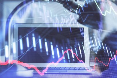 Masası ve kişisel bilgisayarı olan borsa grafiği. Çifte maruziyet. Mali analiz kavramı.