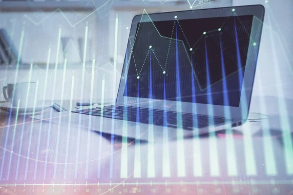 Holograma gráfico de Forex en la tabla con el fondo de la computadora. Exposición múltiple. Concepto de mercados financieros. —  Fotos de Stock