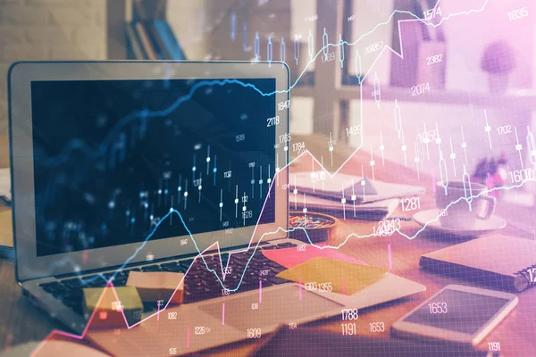 Gráfico financeiro desenho colorido e tabela com computador no fundo. Dupla exposição. Conceito de mercados internacionais. — Fotografia de Stock