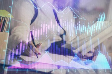 Bir kadın eller Not defteri hisse senedi piyasası hakkında bilgi yazma. Ön Forex grafik hologramlar. Araştırma konsepti.