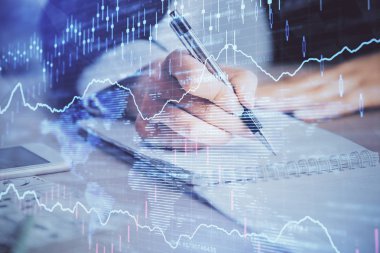 Bir kadın eller Not defteri hisse senedi piyasası hakkında bilgi yazma. Ön Forex grafik hologramlar. Araştırma kavramı. Çoklu pozlama