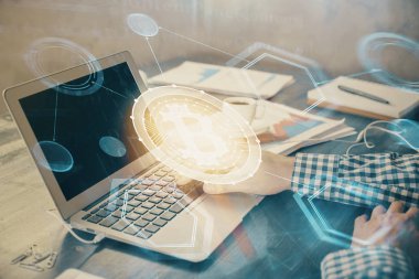 Arka planda bilgisayarla çalışan bir adamın olduğu engelleme temalı hologram. Kripto zinciri kavramı. Çift pozlama.