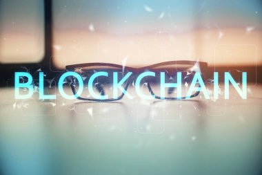 Masa arkasında gözlük olan şifreli bir hologram. Engelleme zinciri kavramı. Çift pozlama.