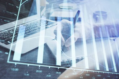 Forex tablosu WOMANS el notları arka plan alarak görüntülenir. Araştırma kavramı. Çift Pozlama