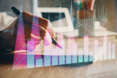 Finansal grafikler WOMANS el notları arka plan alarak görüntülenir. Araştırma kavramı. Çift Pozlama