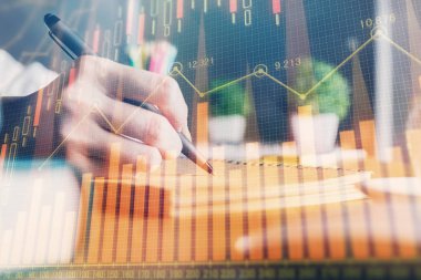 Finansal Forex çizelgeleri kadınların el notları arka plan alarak görüntülenir. Araştırma kavramı. Çift Pozlama