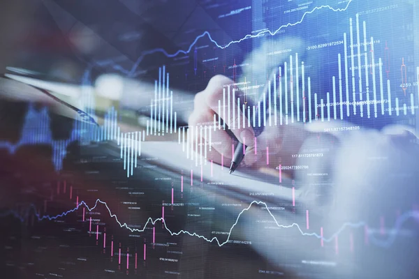 Gráfico de divisas financieras que se muestran en las manos tomando notas de fondo. Concepto de investigación. Exposición múltiple — Foto de Stock