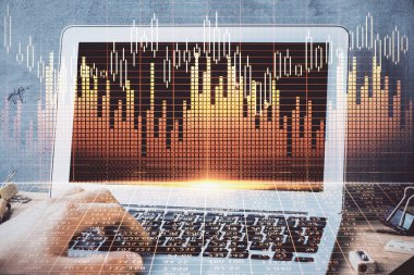 Arka planda dizüstü bilgisayar üzerinde çalışan işadamı ile Forex grafiği. Sert çalışma kavramı. Çoklu pozlama.