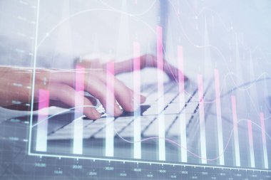 Arka planda ofiste bilgisayarda çalışan işadamı ile Forex grafiği. Sert çalışma kavramı. Closeup. Çoklu pozlama.