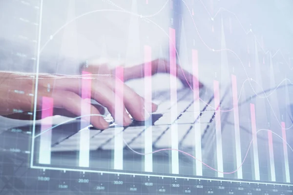 Gráfico de Forex con hombre de negocios que trabaja en la computadora en la oficina en segundo plano. Concepto de trabajador. Primer plano. Exposición múltiple . — Foto de Stock