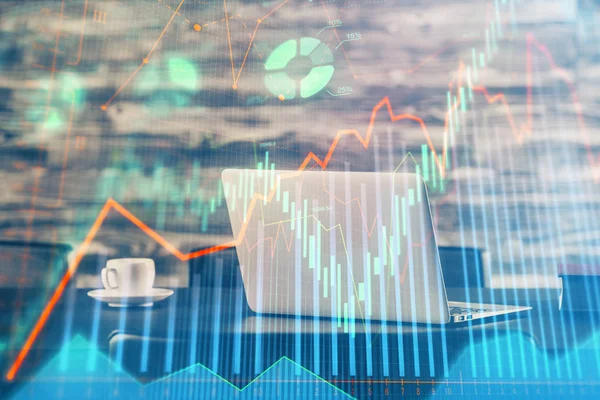 Grafico del mercato Forex ologramma e sfondo del personal computer. Multi esposizione. Concetto di investimento. — Foto Stock
