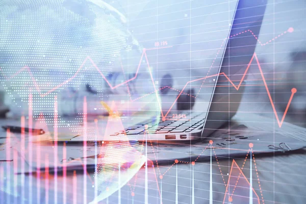 Grafico del mercato Forex ologramma e sfondo del personal computer. Doppia esposizione. Concetto di investimento. — Foto Stock