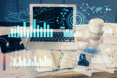 Finansal grafik renkli çizimler ve arka planda bilgisayar olan tablolar. Çoklu maruz kalma. Uluslararası pazarlar kavramı.