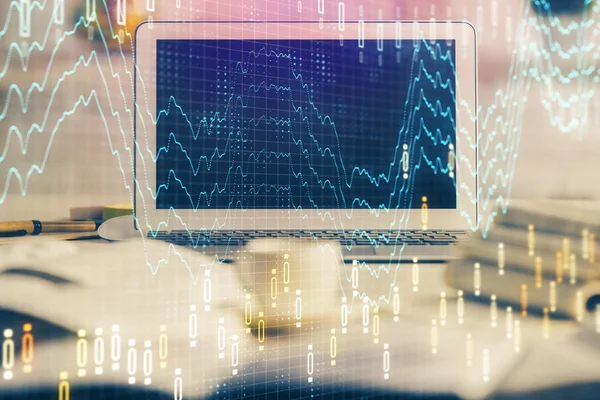 Ologramma del grafico del mercato finanziario e personal computer sullo sfondo. Doppia esposizione. Concetto di forex. — Foto Stock