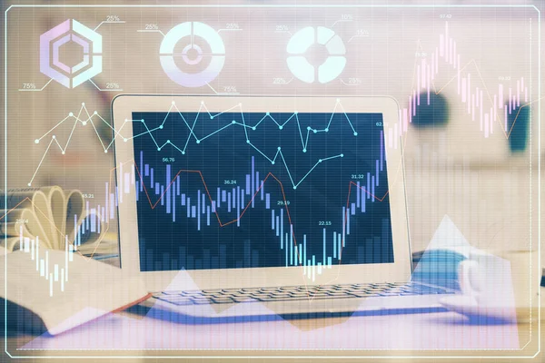 Gráfico de mercado de ações e tabela com fundo de computador. Exposição múltipla. Conceito de análise financeira. — Fotografia de Stock