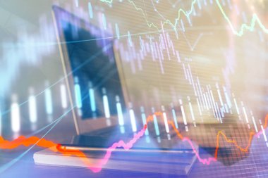 Kişisel bilgisayar arkaplanına çizilmiş borsa hologramı. Çoklu maruz kalma. Yatırım kavramı.