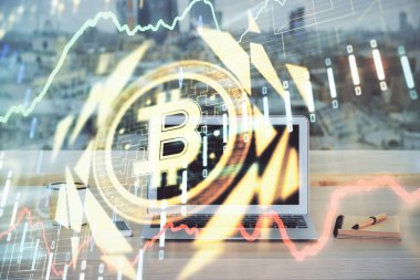 Engelleme zinciri ve kripto ekonomi temalı hologram ve bilgisayar geçmişi olan bir masa. Bitcoin kripto para kavramı.
