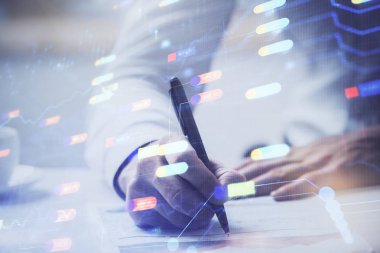 Teknoloji simgeleriyle beyaz gömlekli adam.