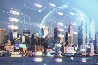 Şehir görünümünde harita ve veri temalı hologram ile gökdelenler arka planda çift pozlama. İş kavramında uluslararası teknoloji.