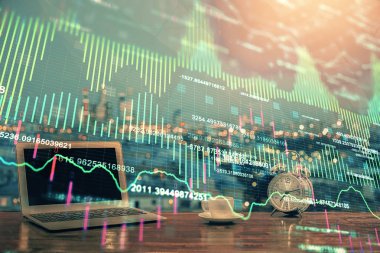 Forx grafiği ve bilgisayarla çalışma alanı çoklu pozlama. Uluslararası çevrimiçi ticaret kavramı.