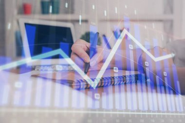 Finansal grafik WOMANS el notları arka plan alarak görüntülenir. Araştırma kavramı. Çift Pozlama