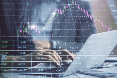 Arka planda bilgisayarda çalışan bir adamla piyasa grafiği iki katına çıktı. Mali analiz kavramı.