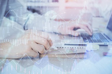 Adam ile mali grafik multi pozlama arka planda ofiste çalışır. Analiz kavramı.