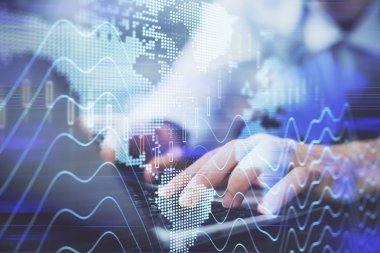 Arka planda ofiste bilgisayarda işadamı yazarak Forex grafiği. Analiz kavramı. Çift Pozlama.