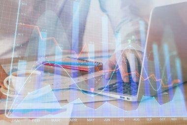 Arka planda ofiste bilgisayarda çalışan işadamı ile Forex grafiği. Sert çalışma kavramı. Çift Pozlama.