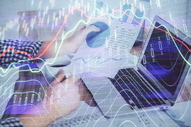 Bir adamın hisse senedi piyasasını ön x grafiğiyle analiz ederken çift pozlama. Araştırma ve ticaret kavramı.