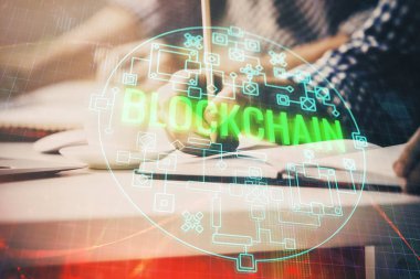 El becerisi olan bir iş adamı. Kripto para birimi kavramı.