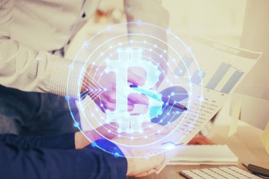 El becerisi olan bir iş adamı. Kripto para birimi kavramı.