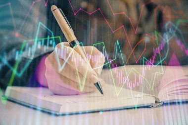 Forex grafik hologramı ile not lar yapan kadın ellerinin çoklu pozlaması. Teknik analiz kavramı.