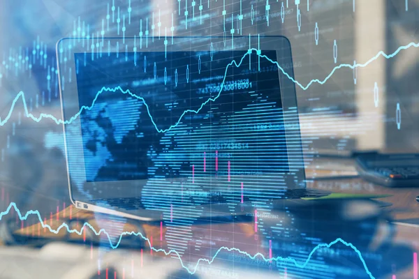 Gráfico de mercado de ações em segundo plano com mesa e computador pessoal. Exposição múltipla. Conceito de análise financeira. — Fotografia de Stock