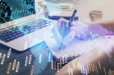 Forex tablosu WOMANS el notları arka plan alarak görüntülenir. Araştırma kavramı. Çoklu pozlama