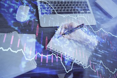 Forex tablosu WOMANS el notları arka plan alarak görüntülenir. Araştırma kavramı. Çoklu pozlama