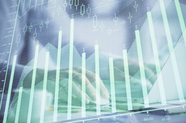 Arka planda bilgisayarda çalışan bir adamla ön x grafiğine iki kez maruz kalıyoruz. Pazar analizi kavramı.